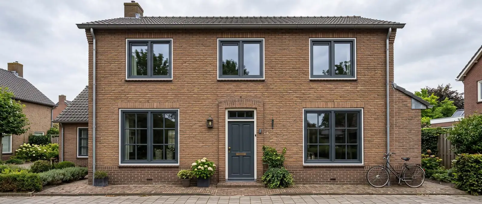 Kunststof draaikiepraam in een woonkamer