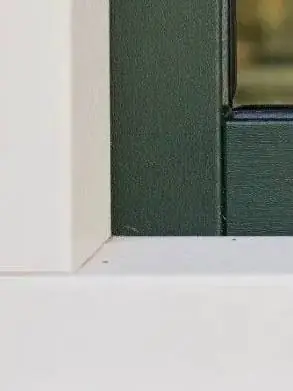 Hoek van een kunststof kozijn van dichtbij